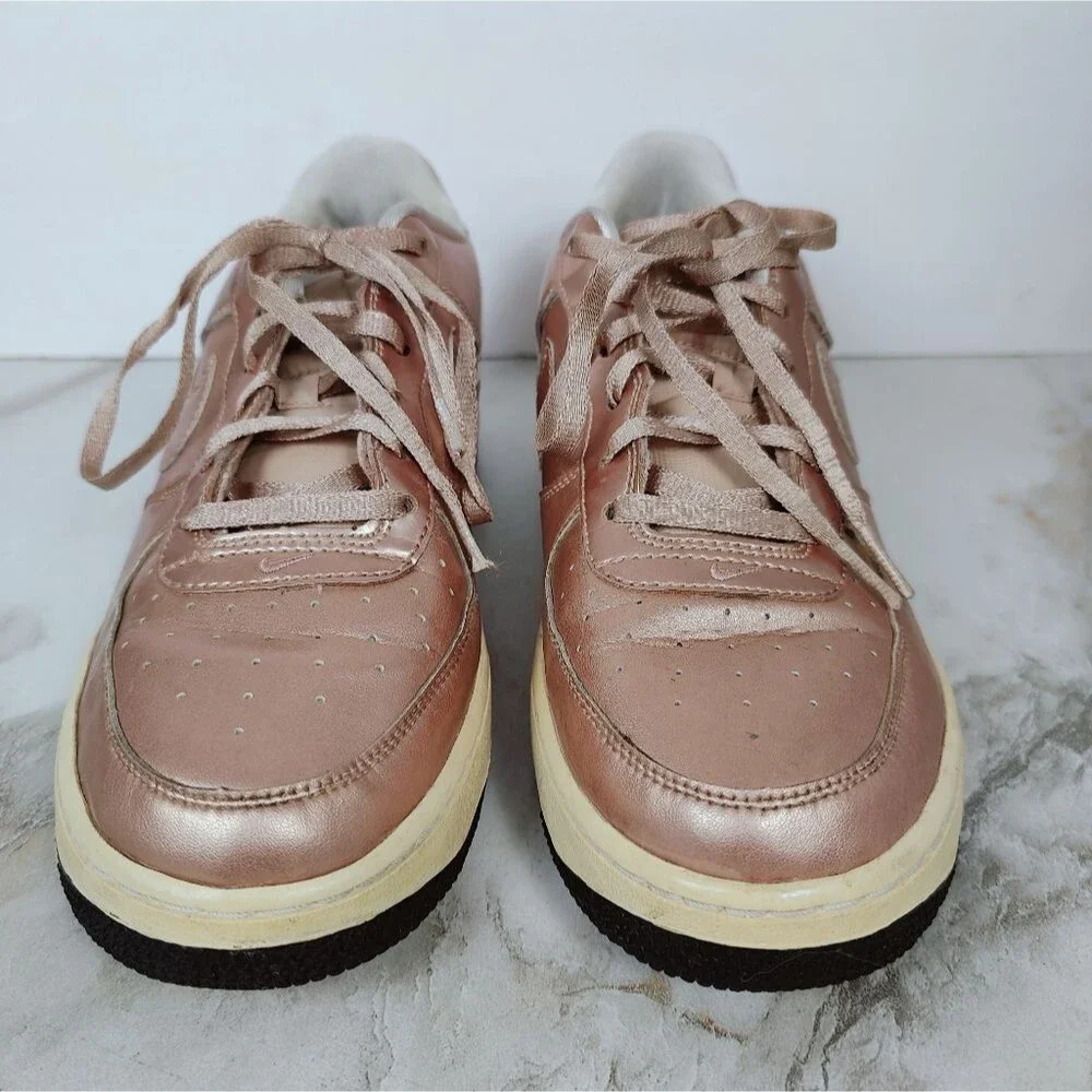 Nike Girls' Air Force 1 SE GS Metallic Rose Gold Sneakers Tennis Shoes, 7Y